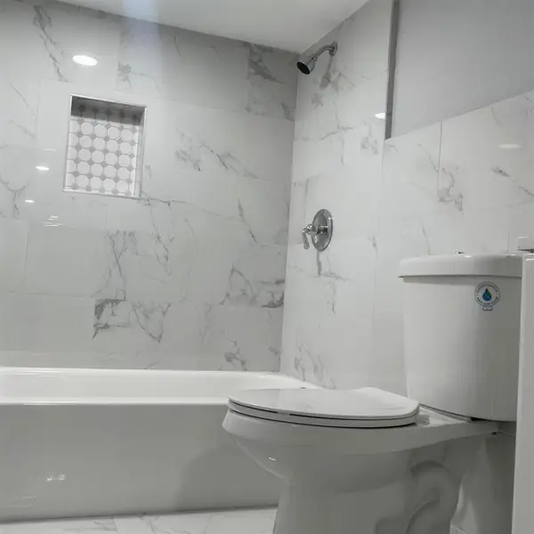 Baño remodelado con baldosa blanca