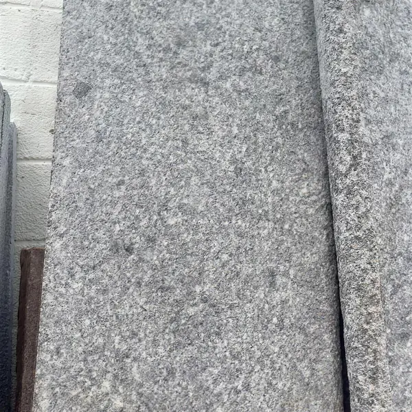 Escalones de piedra granito